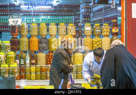 Pickles traditionnels turcs de fruits et légumes divers à vendre à istanbul Banque D'Images