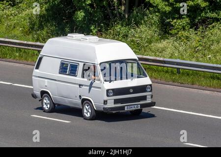 1987 80s années 80 blanc VW Volkswagen Camper T3 'The Wedge', 2100cc Pétrol Campervan; voyager sur l'autoroute M6, Manchester, Royaume-Uni Banque D'Images