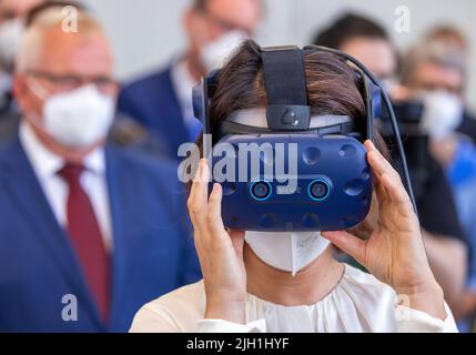 Rostock, Allemagne. 14th juillet 2022. Annalena Baerbock (Bündnis 90/Die Grünen), ministre des Affaires étrangères, regarde les lunettes de réalité virtuelle lors de sa visite à l'Institut Fraunhofer de recherche en infographie au début de son voyage de dix jours en Allemagne. La politicienne verte veut recueillir des informations et des impressions pour une stratégie de sécurité nationale au cours de sa tournée. L'institut mène des recherches sur l'impact écologique des déchets de munitions et sur la détection des munitions en mer. Credit: Jens Büttner/dpa/Alay Live News Banque D'Images