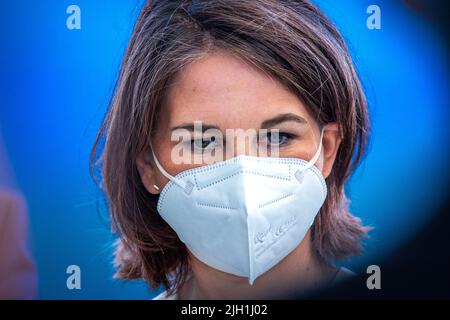 Rostock, Allemagne. 14th juillet 2022. Annalena Baerbock (Bündnis 90/Die Grünen), ministre des Affaires étrangères, porte une protection de la bouche-nez lors de sa visite à l'Institut Fraunhofer de recherche en infographie au début de son voyage de dix jours en Allemagne. La politicienne verte veut recueillir des informations et des impressions pour une stratégie de sécurité nationale au cours de sa tournée. L'institut mène des recherches sur les effets écologiques des déchets de munitions et sur la détection des munitions dans la mer. Credit: Jens Büttner/dpa/Alay Live News Banque D'Images