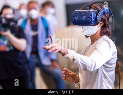 Rostock, Allemagne. 14th juillet 2022. Annalena Baerbock (Bündnis 90/Die Grünen), ministre des Affaires étrangères, regarde les lunettes de réalité virtuelle lors de sa visite à l'Institut Fraunhofer de recherche en infographie au début de son voyage de dix jours en Allemagne. La politicienne verte veut recueillir des informations et des impressions pour une stratégie de sécurité nationale au cours de sa tournée. L'institut mène des recherches sur les effets écologiques des déchets de munitions et sur la détection des munitions dans la mer. Credit: Jens Büttner/dpa/Alay Live News Banque D'Images