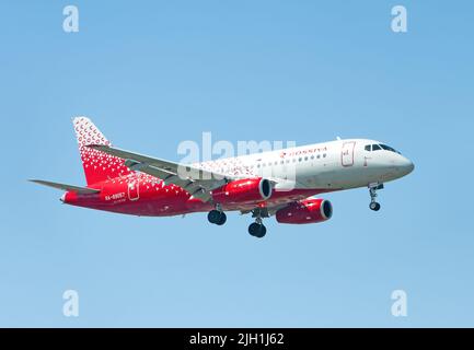 Sotchi, Russie - 22 avril , 2022: Russian Airlines, Sukhoi SuperJet 100-95B Banque D'Images