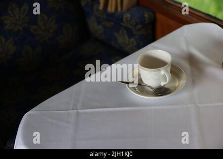 Vues générales sur les tasses et soucoupes dans un hôtel de Sussex, Royaume-Uni. Banque D'Images