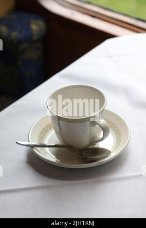 Vues générales sur les tasses et soucoupes dans un hôtel de Sussex, Royaume-Uni. Banque D'Images