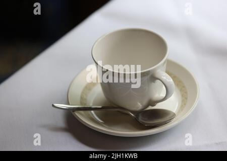 Vues générales sur les tasses et soucoupes dans un hôtel de Sussex, Royaume-Uni. Banque D'Images