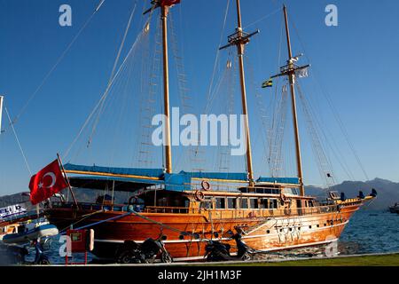 Yacht de plaisance dans le port. Bateau touristique avec des personnes à bord avec drapeau turc se préparer à naviguer. Bateau d'excursion. Turquie, Marmaris - septembre Banque D'Images