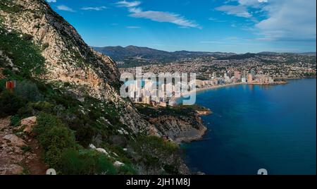 Vue aérienne par drone depuis le rocher de Penon de Ifach sur la baie pittoresque de la mer Méditerranée, chaîne de montagnes, paysage urbain, Costa Blanca, Espagne Banque D'Images