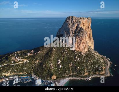 Immense rocher situé dans le parc naturel de Penyal d'IFAC sur la mer Méditerranée, bateaux amarrés sur le port de Calpe. Paysage pittoresque. Costa Blanca Espagne Banque D'Images