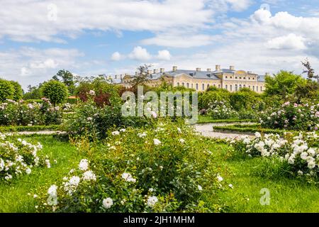 Jardins du palais Rundale en Lettonie. Célèbre lieu d'attraction pour les touristes Banque D'Images