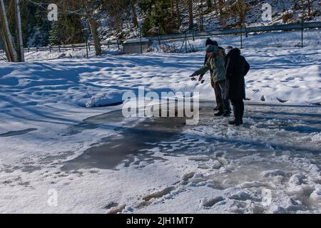 Chasse d'hiver dans les trous de Bečov nad teplou Banque D'Images