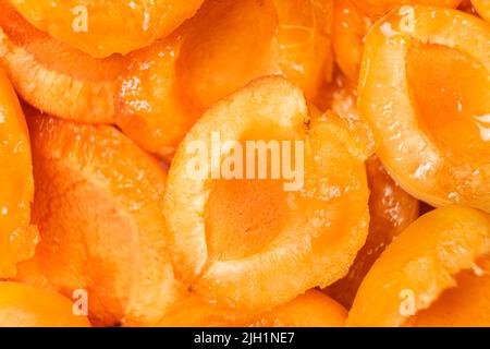Abricots moelleux, tranches d'abricot, vue de dessus en gros plan. Banque D'Images