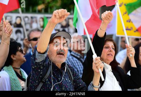 Les gens réagissent en dehors du tribunal de district de Stockholm.le verdict a été rendu jeudi dans l'affaire mentionnée où un ancien gardien de prison iranien est accusé d'avoir joué un rôle central dans les exécutions de masse qui ont eu lieu en 1988 dans une prison iranienne. L'homme Hamid Noury a été condamné à vie en prison. Foto: Chris Anderson / TT / Kod 12120 Banque D'Images