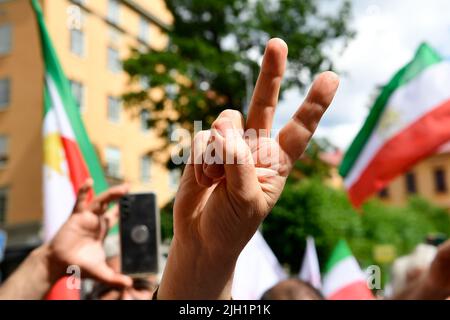 Les gens réagissent en dehors du tribunal de district de Stockholm.le verdict a été rendu jeudi dans l'affaire mentionnée où un ancien gardien de prison iranien est accusé d'avoir joué un rôle central dans les exécutions de masse qui ont eu lieu en 1988 dans une prison iranienne. L'homme Hamid Noury a été condamné à vie en prison. Foto: Chris Anderson / TT / Kod 12120 Banque D'Images