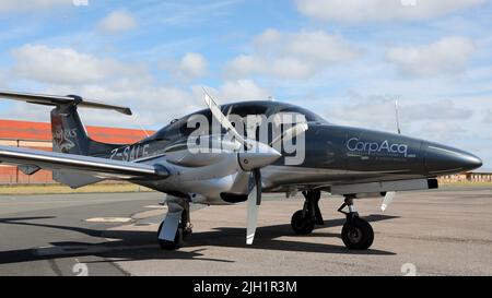 Vue aérienne d'un avion léger à deux moteurs, un Diamond DA62, propriété de CorpAcq Limited, stationné sur le tablier à l'aéroport de Blackpool, dans le Lancashire Banque D'Images