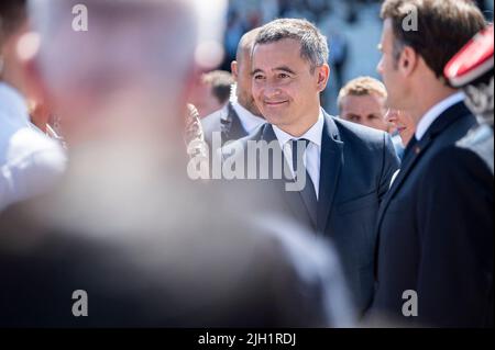 Paris, France, 14 juillet 2022, le ministre français de l'intérieur, Gerald Darmanin, rencontre des policiers lors du défilé de la Bastille jeudi, 14 juillet 2022 à Paris. Photo par Eliot Blondt/ABACAPRESS.COM Banque D'Images