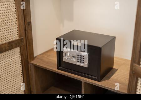 Coffre-fort fermé sur une étagère de l'armoire de chambre d'hôtel Banque D'Images