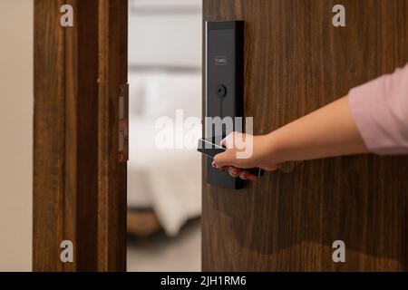 Porte entrouverte d'une chambre à coucher avec la main Banque D'Images