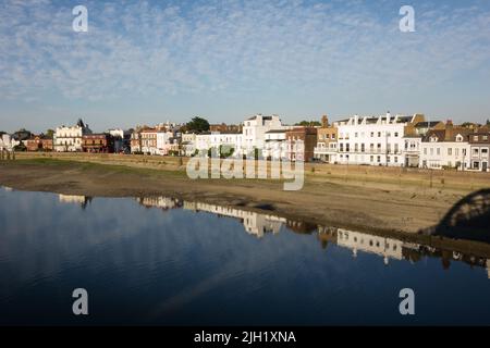 Un ciel étoilé et des réflexions sur la Tamise sur la terrasse à Barnes, sud-ouest de Londres, Angleterre, Royaume-Uni Banque D'Images