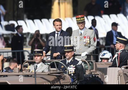 FRANCE, PARIS 2022-07-14. Le Président de la République, Emmanuel Macron, préside le défilé de 14 juillet à Paris. Banque D'Images