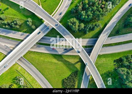 Vue aérienne d'une intersection routière dans la ville de Vilnius, Lituanie, le jour d'été Banque D'Images