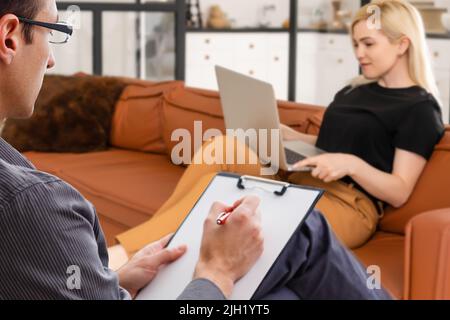 Photo de l'homme psychothérapeute concentré. Une femme d'affaires qui se plaint a besoin d'une aide professionnelle Banque D'Images