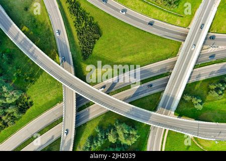 Vue aérienne d'une intersection routière dans la ville de Vilnius, Lituanie, le jour d'été Banque D'Images