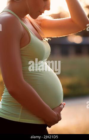 Profil de la femme enceinte méconnue Banque D'Images