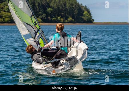 Bantry, West Cork, Irlande. 14th juillet 2022. Le Bantry Bay Sailing Club organise des camps de voile « Learn How to Sail » pendant 9 semaines cet été. Les personnes de 10 à 80 ans peuvent prendre l'eau et apprendre à naviguer, sous des instructeurs expérimentés. Les étudiants étaient sur l'eau ce matin, lors d'une journée chaude et ensoleillée à West Cork. Crédit : AG News/Alay Live News Banque D'Images