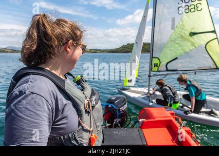 Bantry, West Cork, Irlande. 14th juillet 2022. Le Bantry Bay Sailing Club organise des camps de voile « Learn How to Sail » pendant 9 semaines cet été. Les personnes de 10 à 80 ans peuvent prendre l'eau et apprendre à naviguer, sous des instructeurs expérimentés. L'instructeur principal Sorcha Baker a gardé un œil sur les élèves. Crédit : AG News/Alay Live News Banque D'Images