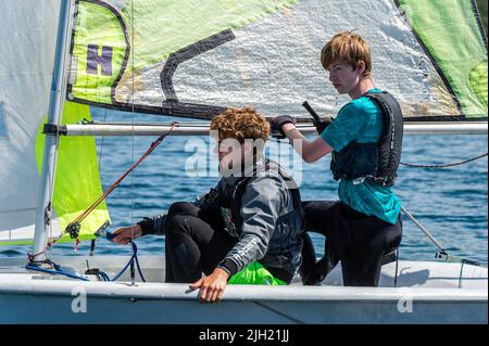 Bantry, West Cork, Irlande. 14th juillet 2022. Le Bantry Bay Sailing Club organise des camps de voile « Learn How to Sail » pendant 9 semaines cet été. Les personnes de 10 à 80 ans peuvent prendre l'eau et apprendre à naviguer, sous des instructeurs expérimentés. Les étudiants étaient sur l'eau ce matin, lors d'une journée chaude et ensoleillée à West Cork. Crédit : AG News/Alay Live News Banque D'Images