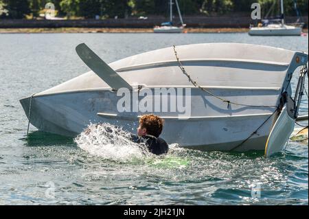 Bantry, West Cork, Irlande. 14th juillet 2022. Le Bantry Bay Sailing Club organise des camps de voile « Learn How to Sail » pendant 9 semaines cet été. Les personnes de 10 à 80 ans peuvent prendre l'eau et apprendre à naviguer, sous des instructeurs expérimentés. Les étudiants étaient sur l'eau ce matin, lors d'une journée chaude et ensoleillée à West Cork. Crédit : AG News/Alay Live News Banque D'Images