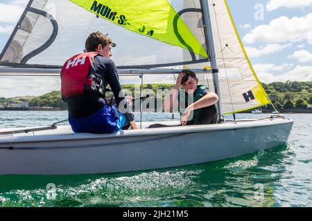 Bantry, West Cork, Irlande. 14th juillet 2022. Le Bantry Bay Sailing Club organise des camps de voile « Learn How to Sail » pendant 9 semaines cet été. Les personnes de 10 à 80 ans peuvent prendre l'eau et apprendre à naviguer, sous des instructeurs expérimentés. Les étudiants étaient sur l'eau ce matin, lors d'une journée chaude et ensoleillée à West Cork. Crédit : AG News/Alay Live News Banque D'Images