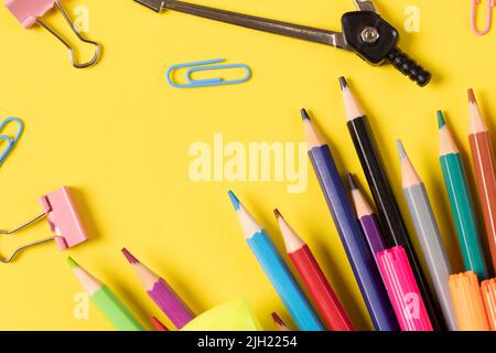 Imaginez différents articles de bureau et ustensiles en plastique, carnet, crayons sur fond jaune Banque D'Images