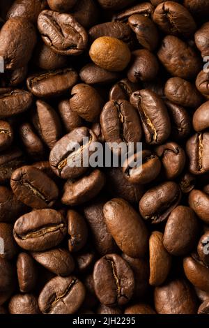 Image de gros plan d'une pile de grains de café bruns torréfaction Banque D'Images