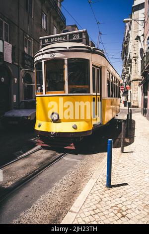 Une photo verticale d'un tramway jaune dans la vieille ville de Lisbonne, Portugal Banque D'Images