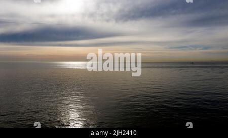 Lever du soleil du matin au-dessus de la Manche, tiré de Deal Beach, à Low Tide Banque D'Images