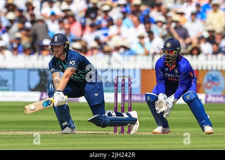 Ben Stokes, de l'Angleterre, effectue un balayage en marche arrière pour 4 courses Banque D'Images
