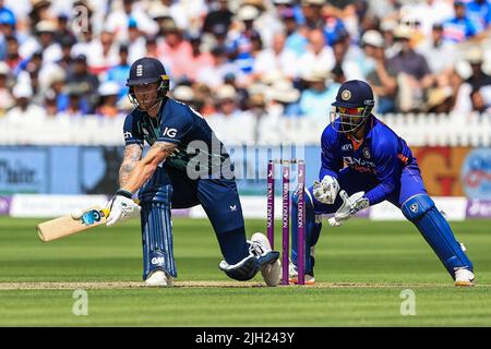Ben Stokes, de l'Angleterre, effectue un balayage en marche arrière pour 4 courses Banque D'Images