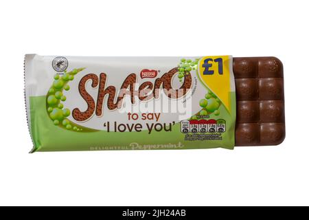 Bar de Nestle Peppermint aero chocolat bar ShAero pour dire I Love vous avez ouvert pour montrer le contenu isolé sur fond blanc - délicieux menthe poivrée Banque D'Images