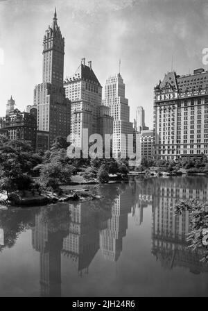 Vue depuis Central Park, Sherry-Netherland Hotel (à gauche), Plaza Hotel (à droite) avec réflexions dans Lake, New York City, New York, Etats-Unis, Gottcho-Schleisner Collection, 1933 Banque D'Images