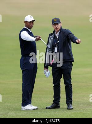 USA's Tiger Woods consulte un fonctionnaire après son tir en tee sur le 1st débarqué dans le Burn pendant le premier jour de l'Open à l'Old course, St Andrews. Date de la photo: Jeudi 14 juillet 2022. Banque D'Images