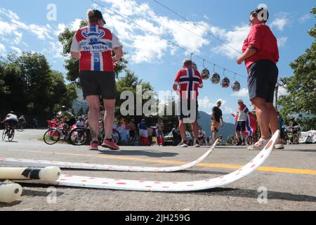 France. 14th juillet 2022. 14th juillet 2022; Alpe d'Huez, France: UCI Cycling Tour de France étape 14, Briançon à Alpe d'Huez; fans de toute l'Europe, Scandinavie, Etats-Unis et Amérique du Sud sont vus dans les courbes de l'escalade à Alpe d'Huez juste avant la course. Norway fans and skis 14th 7 2022; Alpe d'Huez, France; 2022 UCI Tour de France - Stage 12 Briançon - Alpe d'Huez ; Credit: Action plus Sports Images/Alamy Live News Banque D'Images