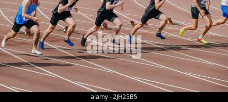 les athlètes de groupe commencent à courir en sprint Banque D'Images