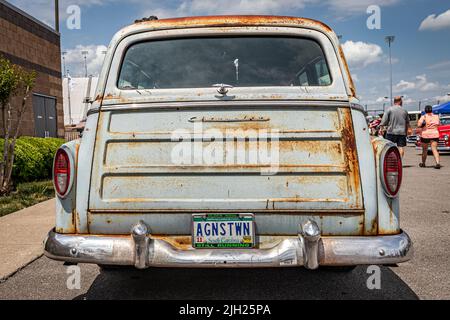 Liban, TN - 14 mai 2022 : vue arrière à faible perspective d'une familiale Handyman 210 1954 de Chevrolet lors d'un salon automobile local. Banque D'Images