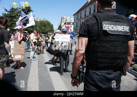 Paris, France- 11/07/2022, les manifestants Yellow Vest entourés par la police. Manifestation de gilets jaunes, pour exiger l'établissement d'une démocratie directe, une loi d'amnistie pour les gilets jaunes condamnés, un fonds d'indemnisation pour les victimes de violences dans la manifestation et un blocage de l'augmentation des produits alimentaires de base, l'essence et le gaz, 14 juillet 2022 à Paris. Photo de Christophe Michel/ABACAPRESS.COM Banque D'Images