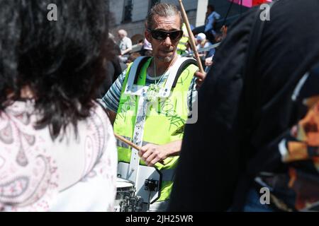 Paris, France- 11/07/2022,un manifestant jaune est entouré par la police. Manifestation de gilets jaunes, pour exiger l'établissement d'une démocratie directe, une loi d'amnistie pour les gilets jaunes condamnés, un fonds d'indemnisation pour les victimes de violences dans la manifestation et un blocage de l'augmentation des produits alimentaires de base, l'essence et le gaz, 14 juillet 2022 à Paris. Photo de Christophe Michel/ABACAPRESS.COM Banque D'Images