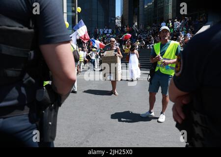 Paris, France- 11/07/2022, les manifestants Yellow Vest entourés par la police. Manifestation de gilets jaunes, pour exiger l'établissement d'une démocratie directe, une loi d'amnistie pour les gilets jaunes condamnés, un fonds d'indemnisation pour les victimes de violences dans la manifestation et un blocage de l'augmentation des produits alimentaires de base, l'essence et le gaz, 14 juillet 2022 à Paris. Photo de Christophe Michel/ABACAPRESS.COM Banque D'Images