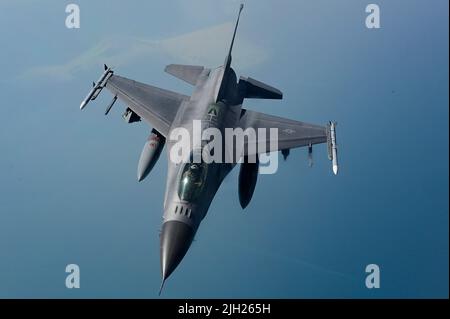 Le Caire, Égypte. 13th juillet 2022. Un avion de chasse F-16 de la Force aérienne des États-Unis, affecté au 179th escadron de chasseurs expéditionnaires, approche un KC-135R Stratotanker lors d'un exercice de déploiement rapide du Commandement central, à 13 juillet 2022 près de la base aérienne du Caire Ouest, en Égypte. Crédit : MSGT. Matthew Pew/États-Unis Air Force/Alamy Live News Banque D'Images