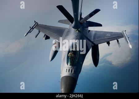 Le Caire, Égypte. 13th juillet 2022. Un avion de chasse F-16 Faucon de la Force aérienne américaine, affecté au 179th Escadron de chasseurs expéditionnaires, ravitaillent d'un KC-135R Stratotanker lors d'un exercice de déploiement rapide du Commandement central, à 13 juillet 2022 près de la base aérienne du Caire Ouest, en Égypte. Crédit : MSGT. Matthew Pew/États-Unis Air Force/Alamy Live News Banque D'Images