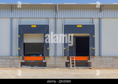 Échelle en bois au bâtiment de l'entrepôt des portes de quai de chargement Banque D'Images